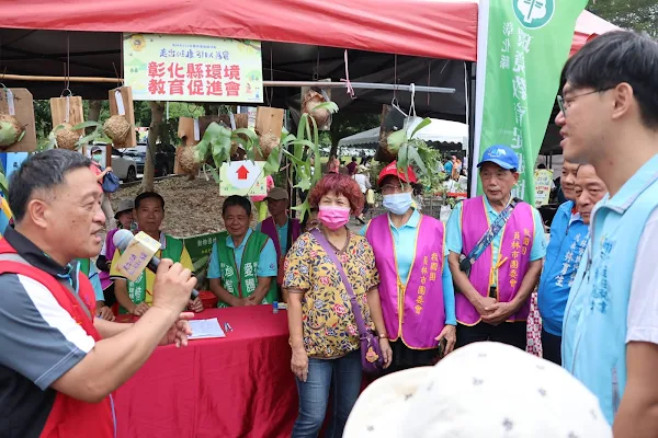 ▲員林市公所主任秘書賴冠宇於藤山市集攤位巡禮。（記者林明佑翻攝）