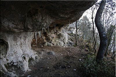 Carámbanos de hielo cuelgan del techo