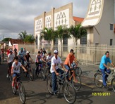 Passeio Ciclístico da Paróquia Santa Terezinha da Igreja São Francisco até a Igreja de N. Sra. Aparecida no bairro Amir Amaral, 12 de outubro de 2011 – Fotos