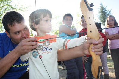 Actividades para niños tiro con arco en Camping La Lomilla, Jérez del Marquesado