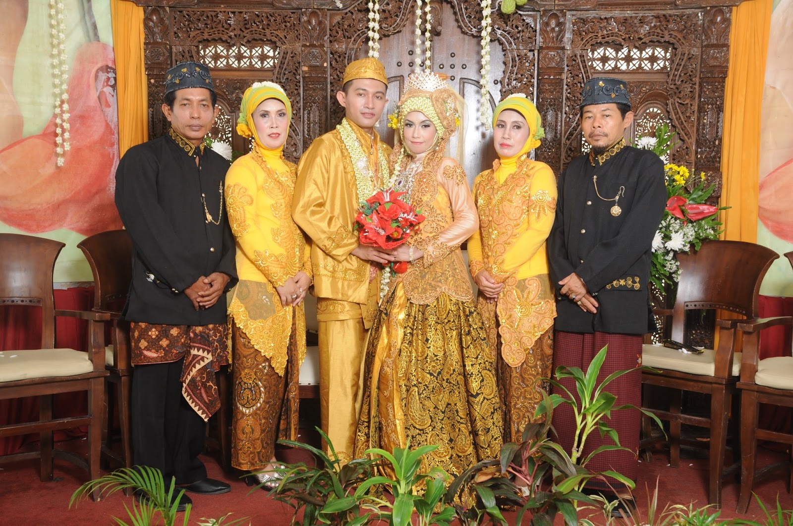 Busana Pengantin Couple Kuning Emas RUMAH SEWA KEBAYA JUWITA