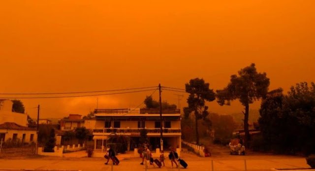 Kebakaran Hutan di Yunani Paksa Ribuan Warga Mengungsi
