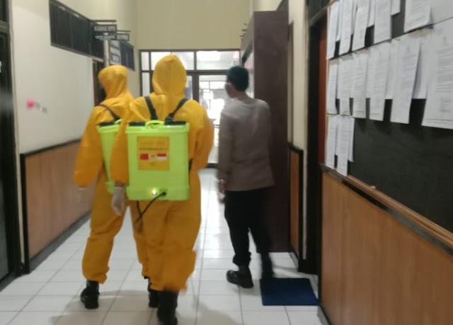 Seluruh Ruang Di Polres Kebumen Dilakukan Penyemprotan Disinfektan 