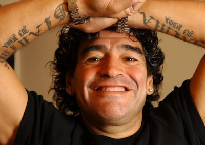 Foto de Diego Maradona con tatuajes