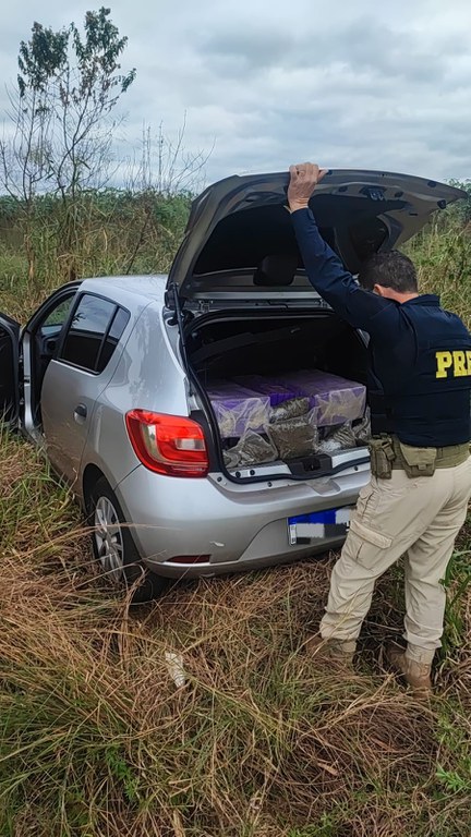 PRF prende traficante e recupera veículo roubado com 247 kg de drogas em Ivinhema (MS)