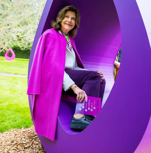 Queen Silvia wore a fuchsia wool coat and white jacket by Georg et Arend. Visual artist Yrjo Edelmann' Fuchsia Stories exhibition