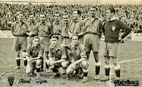 REAL GIJÓN C. F. - Gijón, Asturias, España - Temporada 1944-45 - Cholo Dindurra, Liz, Sión, Ceballos, Gundemaro, Domingo, Gayol y Héctor; Chano, Pío y Armandín - 7º clasificado en la Liga de 1ª División, con Amadeo Sánchez de entrenador