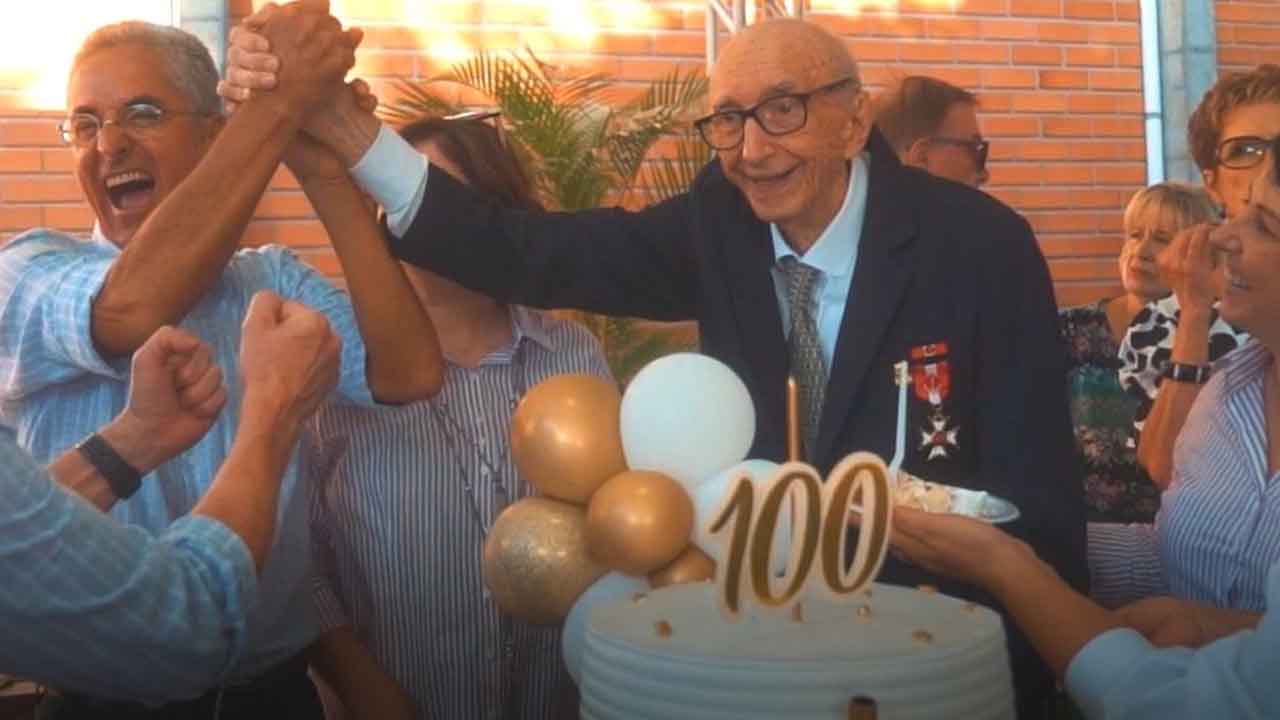 Brasileiro trabalha na mesma empresa há 84 anos e entra no livro dos recordes