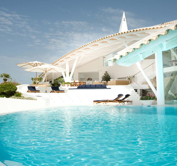 Large swimming pool of Mediterranean villa in Mallorca by Alberto Rubio