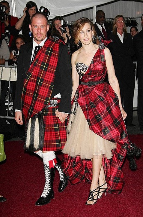Alexander-McQueen-and-Sarah-Jessica-Parker-in-tartan-Met-Gala-2006