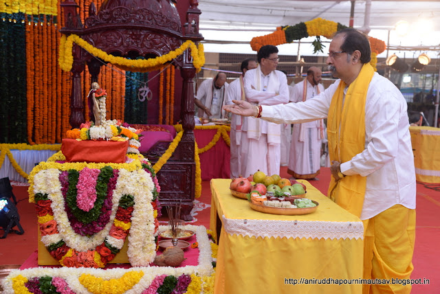 Naivedya offered to Saduru Aniruddha Bapu's Idol