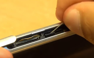 Di artikel kali ini saya akan coba menguraikan langkah Cara mudah memasang Sim Card di HP Sony experia seri Z (Z2, Z3, Z Ultra dll)