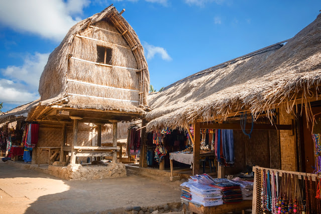 Ciri khas Desa Sasak Sade, Lombok, Nusa Tenggara Barat dengan Atap jerami dan dinding bambu. Sumber Google