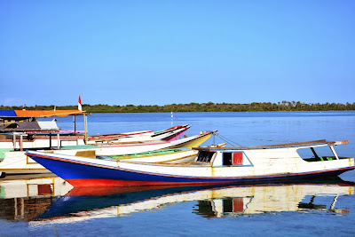 Kapal nelayan setempat