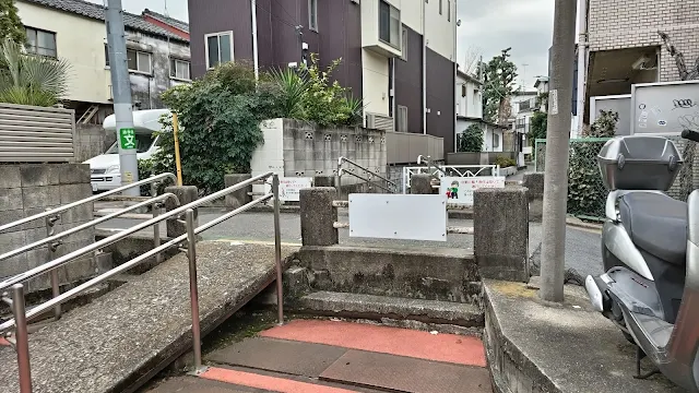 昔は橋だったものが続く