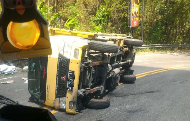 Truk Bermuatan Galvalum Terguling Ditikungan Klumpit Patuk Muatan Bercecer Menimpa Pemotor