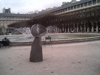 Le cœur des jardins, marre, fontaine et chaises, style Tuileries. Palais Royal.
