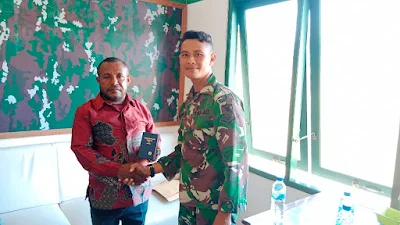 Kodim 1715/Yahukimo Beri Bantuan Alkitab Kepada Gereja GIDI Distrik Dekai