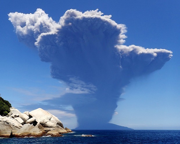 Panache de cendres du volcan Kuchinoerabu-jima, 29 mai 2015