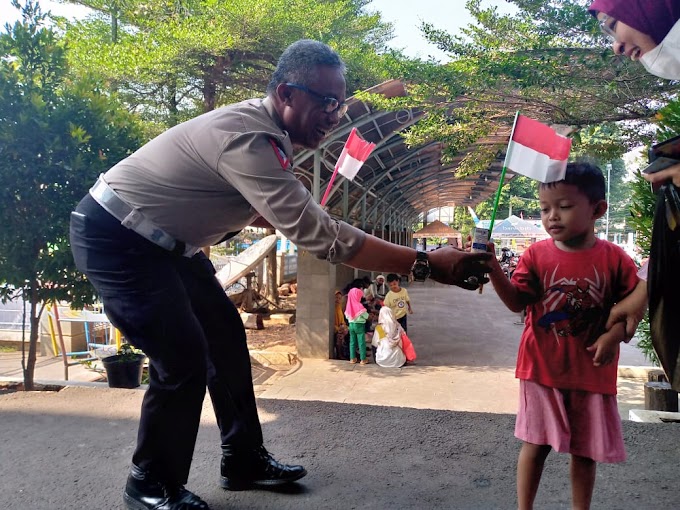 Meriahkan HUT Ke 78 RI, Samsat Depok Bagikan Bendera dan Susu