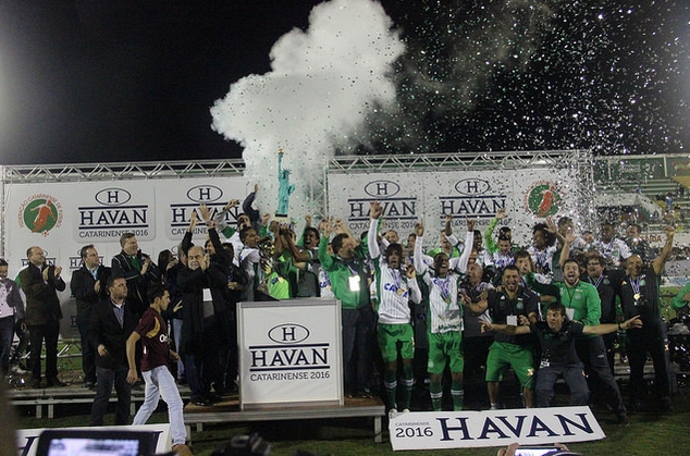 Com susto e muita chuva, Chapecoense é campeã Catarinense