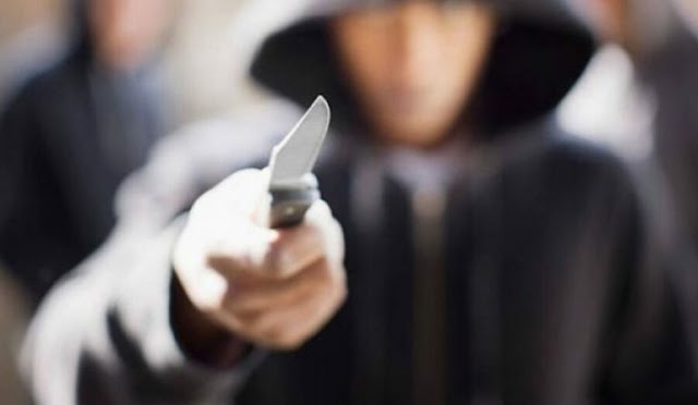  15χρονος απείλησε με μαχαίρι και λήστεψε 13χρονο