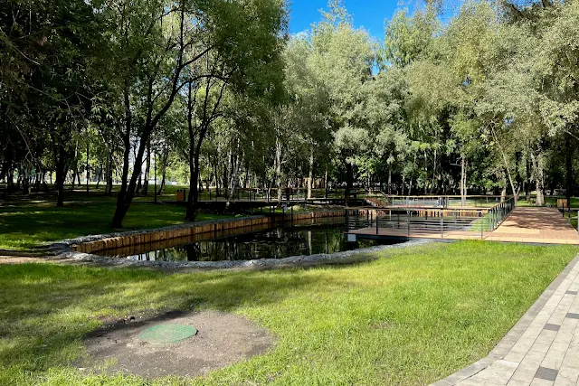 Парк Яуза – долина реки Яузы между Осташковской улицей и Широкой улицей, пруд – бывшая старица реки Яузы