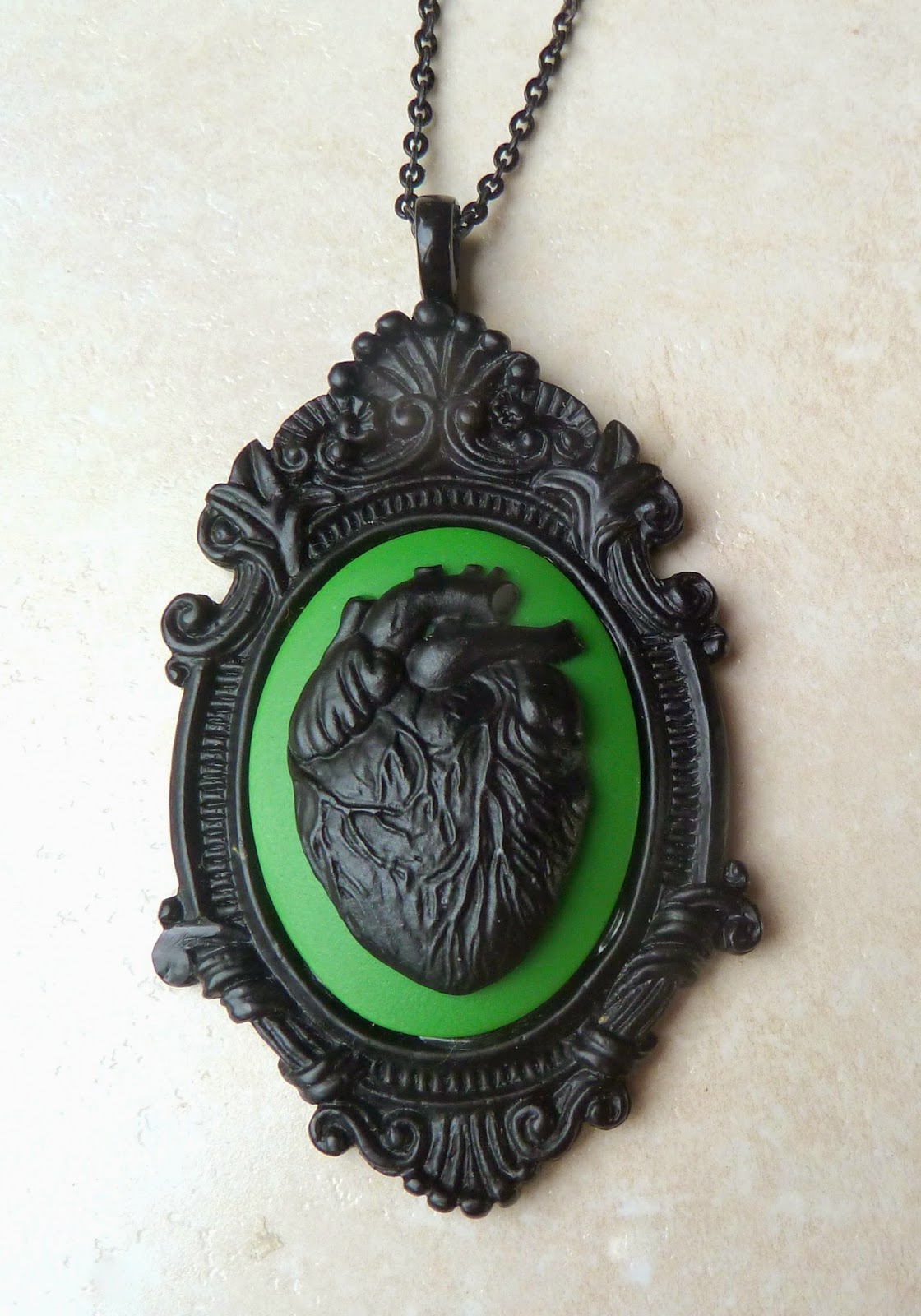 http://www.kcavintagegems.uk/large-black-heart-cameo-pendant-and-necklace-399-p.asp