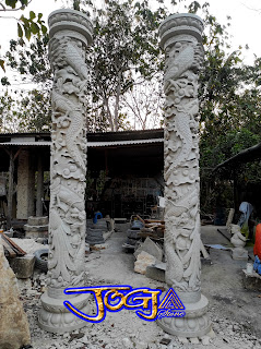 Tiang pilar Naga dan burung hong dibuat dari batu alam paras jogja (batu putih)