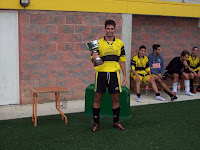 el Capitán del Pontejos con el Trofeo de ganador del Memorial Celestino Rodríguez