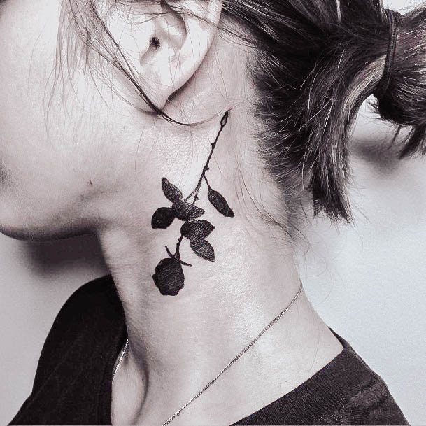 40 tatuagens de rosas pretas para mulheres que desejam um visual ousado!