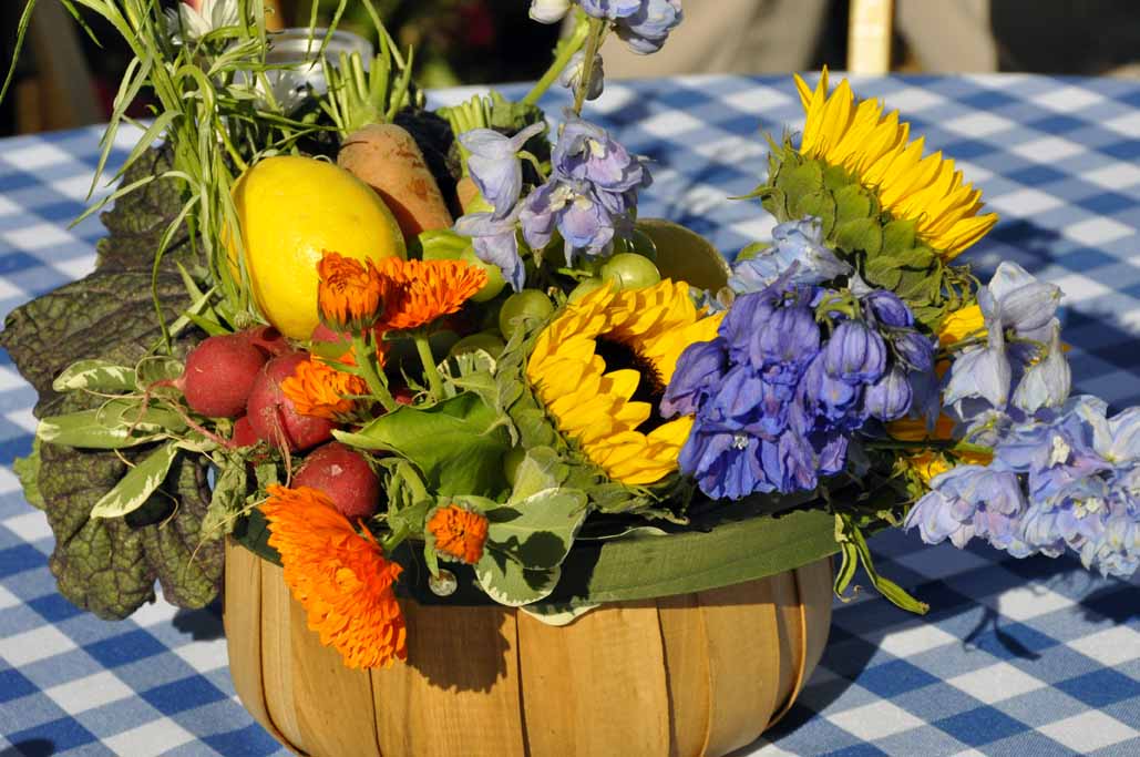 Center pieces with real veggies are amazing for country style weddings 