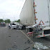 Aparatoso accidente entre un vehículo y un furgón en carretera nueva a León.