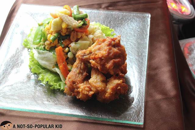 Garden Salad in Som Tum Sauce with Chicken Wings 