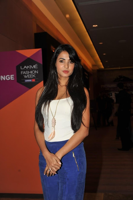 sonal chauhanricha chadda at lakme fashion week 2012. photo gallery