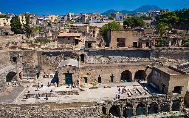 Herculaneum closed to tourists, staff shortage blamed