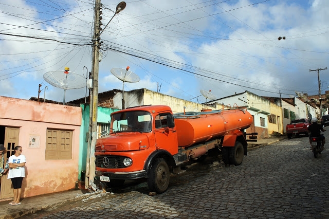 Caminhão bate em poste e causa grande susto a moradores em Taquaritinga do Norte