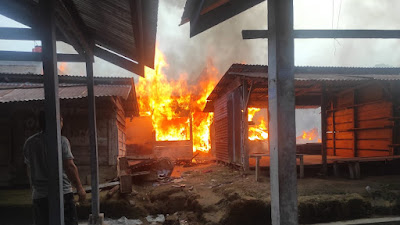 Si jago Merah mengamuk" Tujuh Unit Kios Musnah terbakar di pasar Sipahutar.