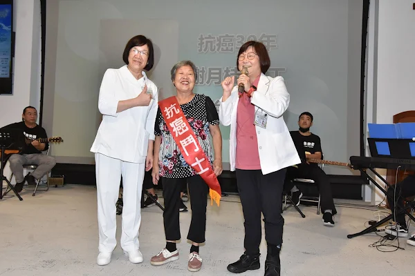 ▲彰基護理部督導長張艾玲（圖左）為謝月桂女士（圖中）披掛「抗癌鬥士」榮譽勳帶。（記者林明佑翻攝）