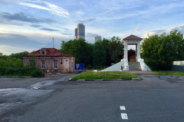 Ярославская улица, сторожевой дом у акведука (построен в 1890-х годах), Ростокинский акведук (построен в 1785 году)