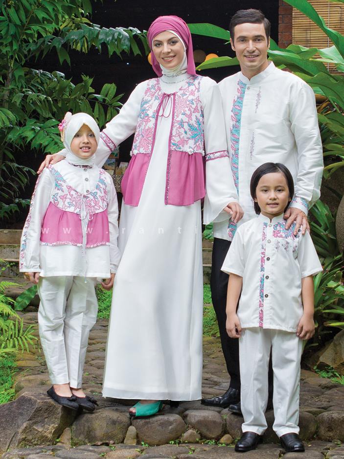 Model Baju seragam Keluarga untuk Lebaran  Terpopuler Baju Seragam Keluarga Hari Raya