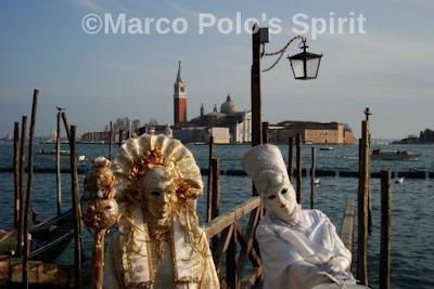 Masks-posing-in-Venice