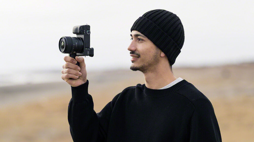 Фотограф с камерой в руке
