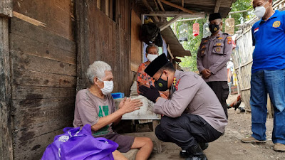 Tangis Haru Warga, Saat Dibantu dan Dikunjungi Polisi Pelayan Masyarakat