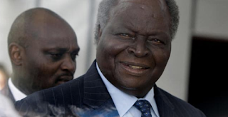 Kenya: Former President Mwai Kibaki has died  Former Kenyan President Mwai Kibaki died at the age of 90 on Friday. Involved in politics since independence in 1963, the former professor of economics trained in Uganda and London, was elected in 2002. After leaving power in 2013, Mwai Kibaki took refuge in his stronghold of Nyeri , about a hundred kilometers north of Nairobi  As a leading figure in Kenya's post-independence history, Mwai Kibaki has won the abiding respect and affection of the people of this nation and other nations around the world. President Kibaki will forever be remembered as the gentleman of Kenyan politics, a brilliant debater, whose eloquence, wit and charm won out over and over again, President Uhuru Kenyatta said.  Under his presidency from 2002 to 2013, Kenya confirmed its role as an economic engine in East Africa and diversified its external partnerships. Among his legacy is also better education and health care for Kenyans.  MP for some five decades - Mwai Kibaki was first elected as an MP in 1963 and will go down as one of the drafting staff of the current Kenyan Constitution.       Floods in South Africa: "We are suffering"  The Durban region in South Africa still bears the scars of the storm that devastated the east coast of the country in mid-April. Cleaning punctuates the days, between fatigue, weariness and the desire to move forward despite everything.  Sitting on the side of a road under a blazing sun, South Africans in the suburbs of Durban have been waiting for hours for a delivery of drinking water: the tenth day without water since the deadly floods.  At least 435 people have been killed and thousands are homeless after heavy rains that lasted a week. Most of the casualties were in the port city area of ​​3.9 million people in KwaZulu-Natal .  Floods and landslides have destroyed roads, bridges and pipelines. “ We won't survive without water ,” says Spha Dumasani , 35, who waits, sitting on a desperately empty bucket at the top of this hill.  The tankers sent by the authorities have not arrived so far at Mariannhill . A vehicle passed well, empty. The driver promised to refuel and come back. It was four hours ago. Since then, still nothing.  The South African army has announced that it has so far deployed 400 soldiers out of a total of 10,000 planned for relief operations. Air support has been reinforced, in particular to transport goods. But some areas remain inaccessible.  Spha Dumasani recounts surviving the past few days by collecting water from a broken pipe further down. “ We are suffering ,” he admits. " We need water to wash ourselves, to cook ".  Exceptional funds for disaster relief have been pledged. President Cyril Ramaphosa has declared a state of national disaster.  Cholera The state-owned company, Umgeni Water , said on Wednesday that two of the four main aqueducts that carry water to the treatment plant supplying the city are damaged. Repairs are still in progress.  If part of the clean water supply has been restored, tens of thousands of liters are still missing per day to serve the entire population.  NGOs have mobilized and continue to distribute bottles of water and food, as well as blankets and mattresses.  Nearly 4,000 houses were destroyed, more than 13,500 damaged. Dozens of people are still missing, helicopters continue to fly over the city.  Authorities expect hundreds of millions of euros in damages.  “ Several people have diarrhoea. We don't know what caused it, but it appeared just after the water cut ,” says Mthobisi Myaka , 23. His brother is sick.  He explains that he boiled the water he had collected, with coal and wood collected from the debris of the unprecedented storm that hit the country. But he's not sure that's enough.  Health authorities have warned of diseases like cholera, carried by drinking dirty water.  " We are concerned that in a short time we will see an upsurge in cases of waterborne diseases because people are getting their water from unreliable sources ," Dr Mvuyisi Mzukwa , chairman of the South African Medical Association.  “ This water can be contaminated, which can lead to cases of enteric illnesses where people develop diarrhoea ,” he continues.  The extent of the damage to the network is still being established. Work should start only by Sunday.