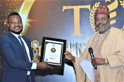 Country Manager for Zoho Technologies Nigeria, Mr. kehinde Ogundare receives the award from Wahab Alawiye-King, Chairman, Lagos SUBEB & Dean, Executive Chairman, SUBEBs in Nigeria