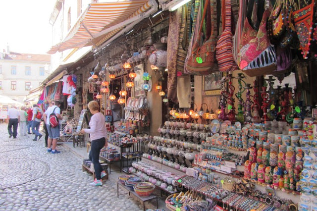 Mostar, bazar rondom de brug