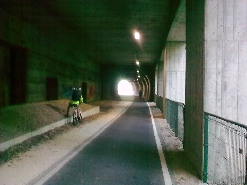 Galleria della ciclabile Bolzano - Trento (vista dall'interno del tunnel)