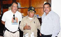 de izq a der Roberto Nuñez Comandante Bomberos de Olanchito,Roberto Martinez Jefe de Bomberos y Edy Acosta Alcalde de Olanchito