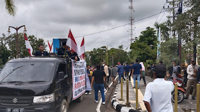 Kantor DPRD Kabupaten Muba Digeruduk Pose RI dan Masyarakat Simpang Tungkal